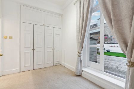 3 bedroom flat in London - Photo 2