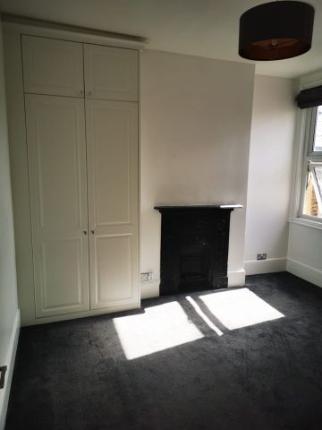 3 Bed Flat, Morden Road, SW19 - Photo 2
