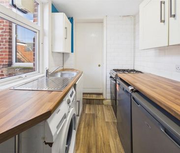 3 bedroom flat to rent - Photo 6
