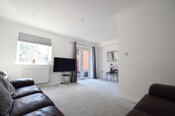 4 bedroom end of terrace house to rent - Photo 1