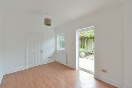 3 bedroom mews to rent - Photo 3