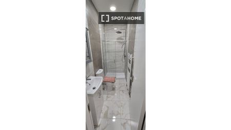 Room in shared apartment for rent in Inns Quay, Dublin - Photo 4