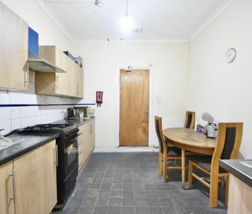 6 Bed Terraced House, Burges Rd, E6 - Photo 6
