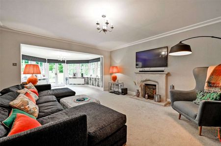 This beautifully presented modern detached home is situated in the sought-after village of Kingwood, offering a spacious and flexible family living environment - Photo 2