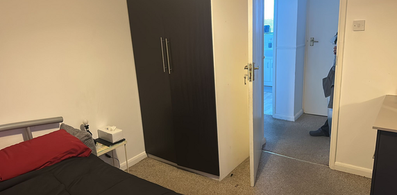 1 bedroom in a house share to rent - Photo 2