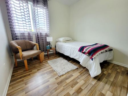 Spacious 3 bed 1 bath condo in the heart of Rutland - Photo 5