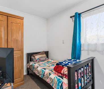 Spacious Family Home with Garage - Unbeatable Location - Photo 5