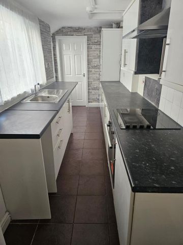 2 bedroom terraced house to rent - Photo 4