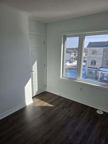 For Lease - 84 Yorkshire Drive, Barrie, Ontario - Photo 2