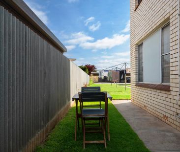 Spacious Three Bedroom Between the City and Sea - Photo 5