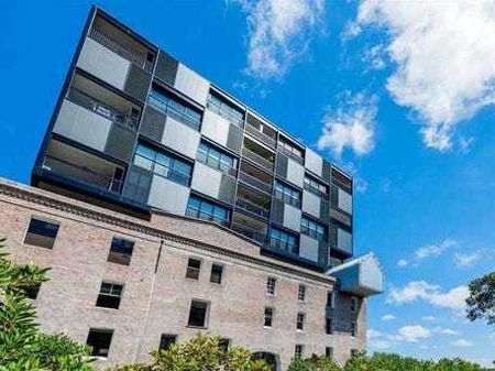 Modern Studio with Parking in the Popular "Harbour Mill" - Photo 4