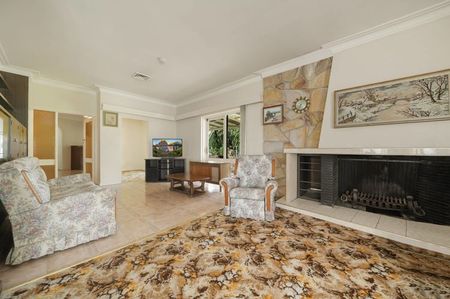 ACREAGE LIFESTYLE IN PRIME RABY LOCATION !!! - Photo 2