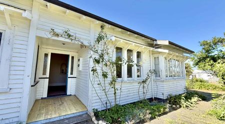 Cute character home with mountain views - Photo 5