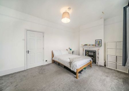 Tooting High Street, SW17 0RG, London - Photo 3