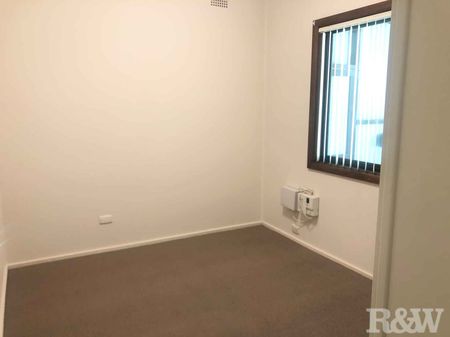 Three bedroom home - Walking Distance to Doonside station - Photo 2