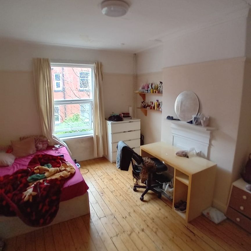 6 Bed - 21 Manor Terrace, Headingley, Leeds - LS6 1BU - Student - Photo 1