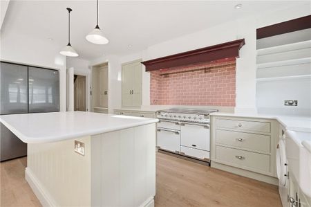 A truly stunning four bedroom, three bathroom period family house in the "Villes" of Fulham. - Photo 5