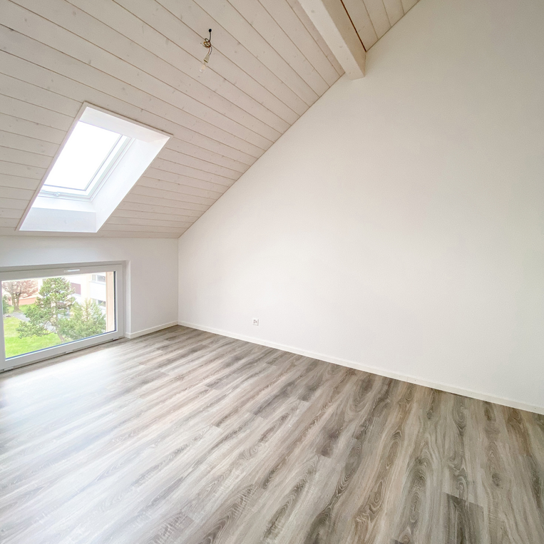 Moderne 2.5-Dachzimmerwohnung mit Balkon / Mietzinsaktion - Photo 1