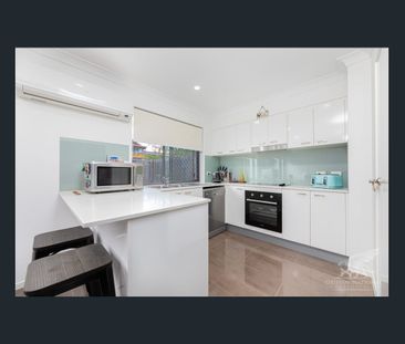 3-Bedroom Modern Townhouse With Private Courtyard & Shared Pool! - Photo 6