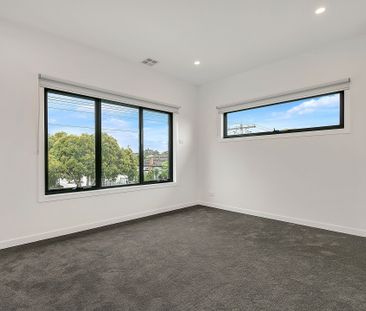 Stylish and Convenient - Photo 2