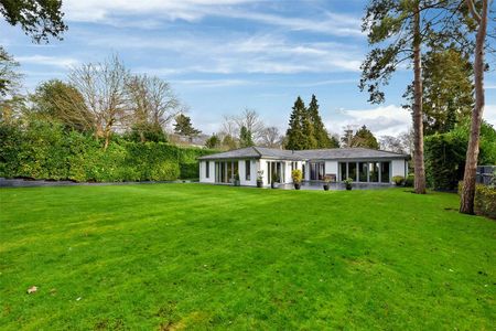 A beautifully presented modern home set behind gates located on the prestigious Rotherfield Road. - Photo 2