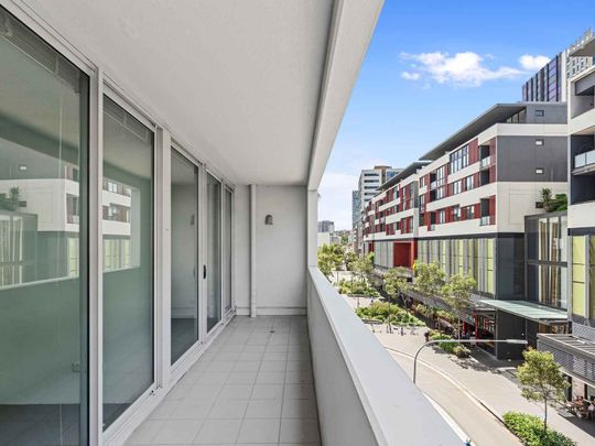 SPACIOUS TWO BEDROOM APARTMENT - Photo 1