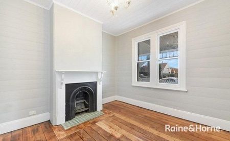 Spacious 3 Bedroom House - Photo 2