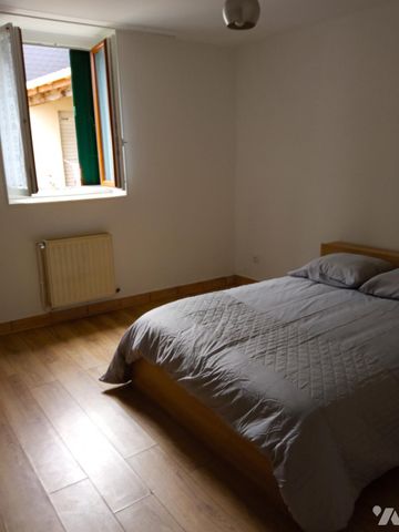 Appartement de plain-pied, en maison rurale, cour commune - Photo 2