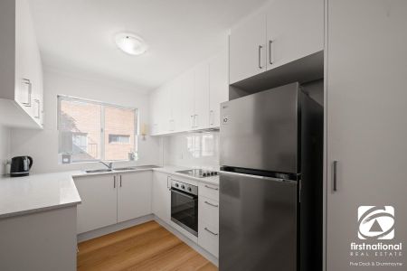 CONVENIENTLY LOCATED 2 BEDROOM UNIT + GARAGE - Photo 4