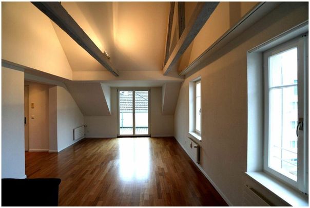 Moderne 2.5-Zimmer-Dachwohnung in Bahnhofsnähe mit hochwertigem Inn... - Photo 1