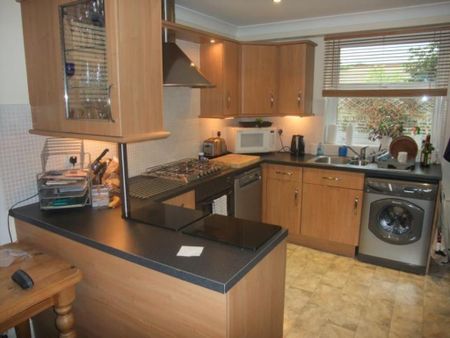 3 bedroom semi-detached house to rent - Photo 2