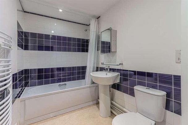 Central Court, Roath, CF24 - Photo 1