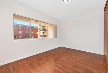 Ideal location and ready to move in First-Floor 2 bedrooms unit - Photo 2