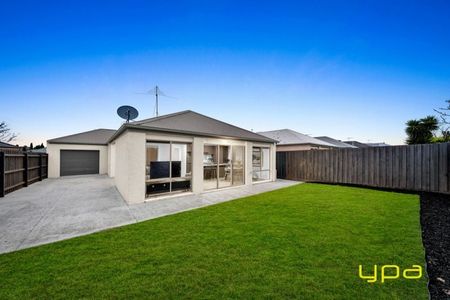 Don’t miss this stunning family rental in Lynbrook! - Photo 3