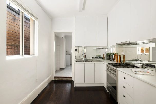 Classic worker's terrace with rear lane access to parking - Photo 1