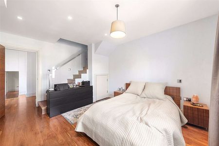 A superb two bedroom apartment in a period building at Lancaster Gate with lift access - Photo 3