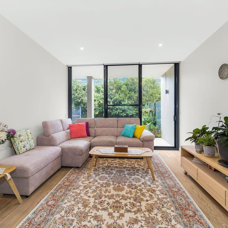 Spacious Two-Bedroom Apartment with Huge Private Garden - Photo 1