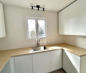 4 1/2 À LOUER - ENTIÈREMENT RÉNOVÉ - Photo 2