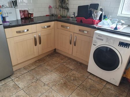 5 bedroom flat to rent - Photo 4