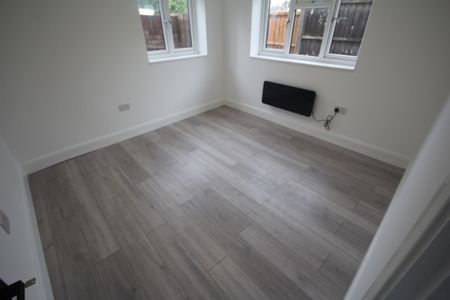 Uxbridge Road, Uxbridge, UB10 - Photo 2