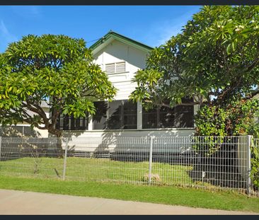 Quaint and comfortable living - Photo 5