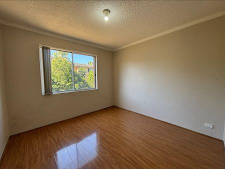 For Rent: Spacious 2-Bedroom Unit in Prime Location! Conveniently Located Near Shops & Train Station - Photo 2