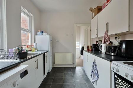 3 bedroom Student Flat to rent in Hazelwood Avenue, West Jesmond, Newcastle Upon Tyne, NE2 - Photo 3