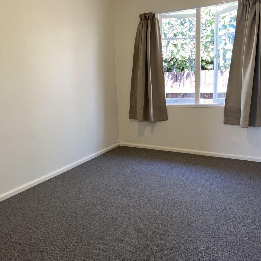 Modern, tidy and sunny unit in a great location. - Photo 1