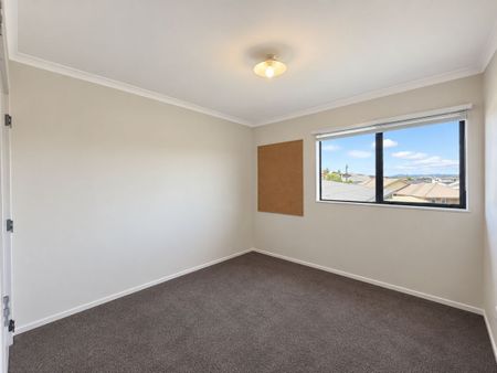 4 Bedroom, 2 Bathroom Home – Grandview Heights - Photo 4