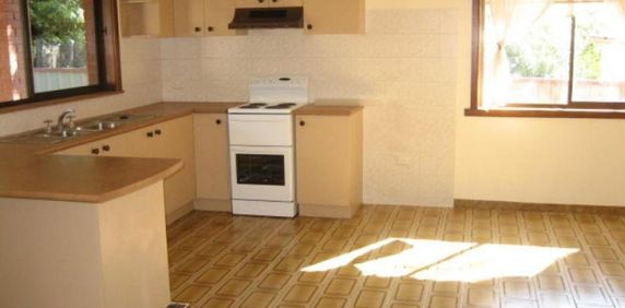 31B Chamberlain Ave, Caringbah NSW 2229 - Villa For Rent | Domain - Photo 2