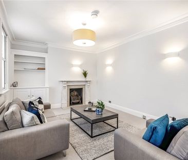 This charming 3rd floor (with lift) apartment has a lovely, bright ... - Photo 1