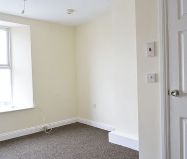 Two Bedroom Flat- Walk to Kings Chase Shopping Centre - Photo 6