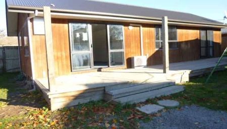 UPPER RICCARTON - STUDENT ACCOMODATION 2026 - 3 BEDROOMS, 1 BATHROOM, HEATPUMP - Photo 3