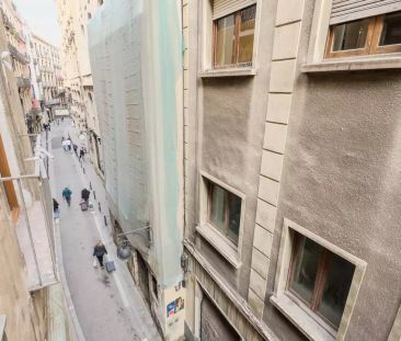 Room in a shared 6-bedroom apartment for rent in El Gòtic - Photo 6